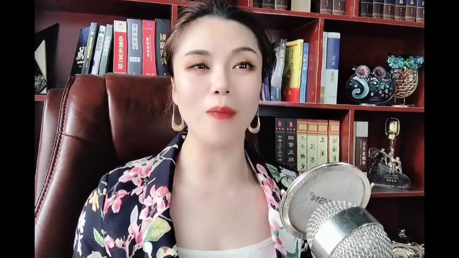 又到了欢乐的打拳时光了 这位选手比较直接 就是钱 求5蕉!